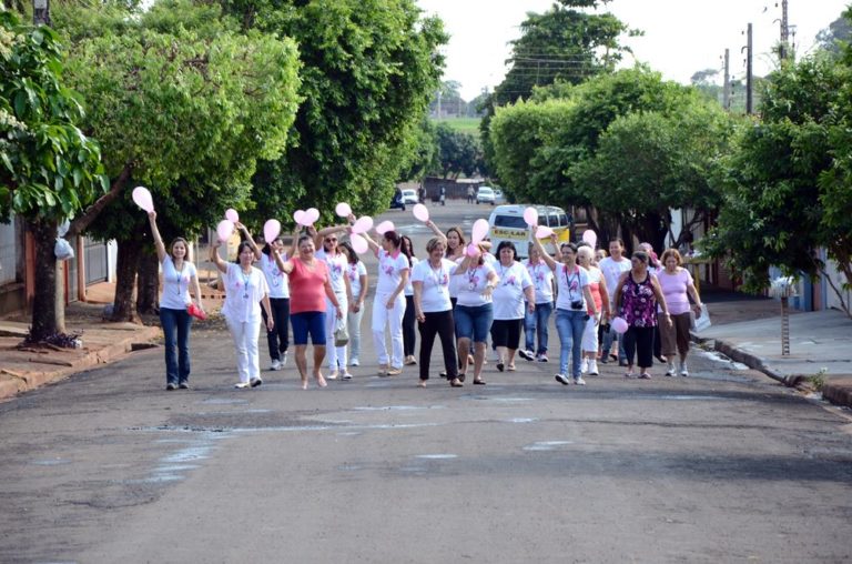 Usuários da UBS e funcionários fazem caminhada para celebrar o Outubro Rosa