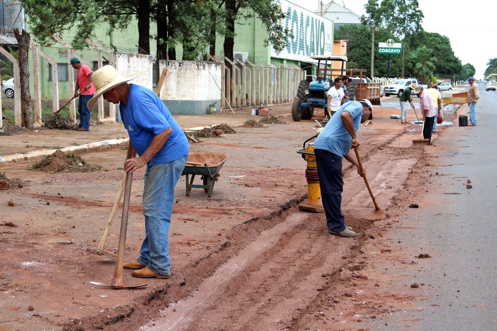 Funcionários da Prefeitura Municipal fazem a construção da canaleta de concreto