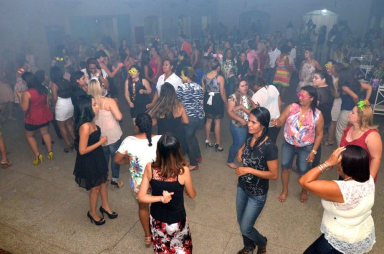 Funcionários da Rede Municipal de Ensino confraternizam dançando no Salão da ACEP