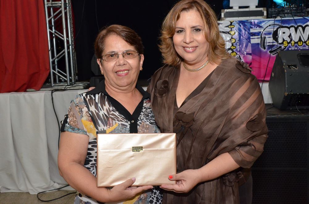 A Secretária de Educação, Marialba Carneiro homenageia a Professora Rosana Alves