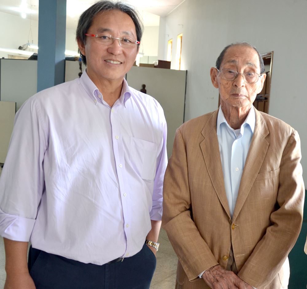 Prefeito Arnaldo Enomoto juntamente com o sr. Jitsunobu Igi, autor do livro "Pereira Barreto, a cidade que eu vi nascer".