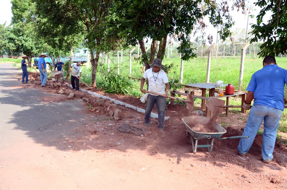 Funcionários da Prefeitura Municipal fazem a reconstrução de guias e sarjetas