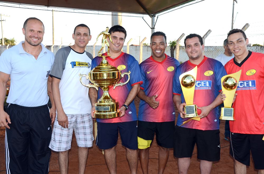 Equipe da FAK Academia recebe o troféu de terceiro lugar