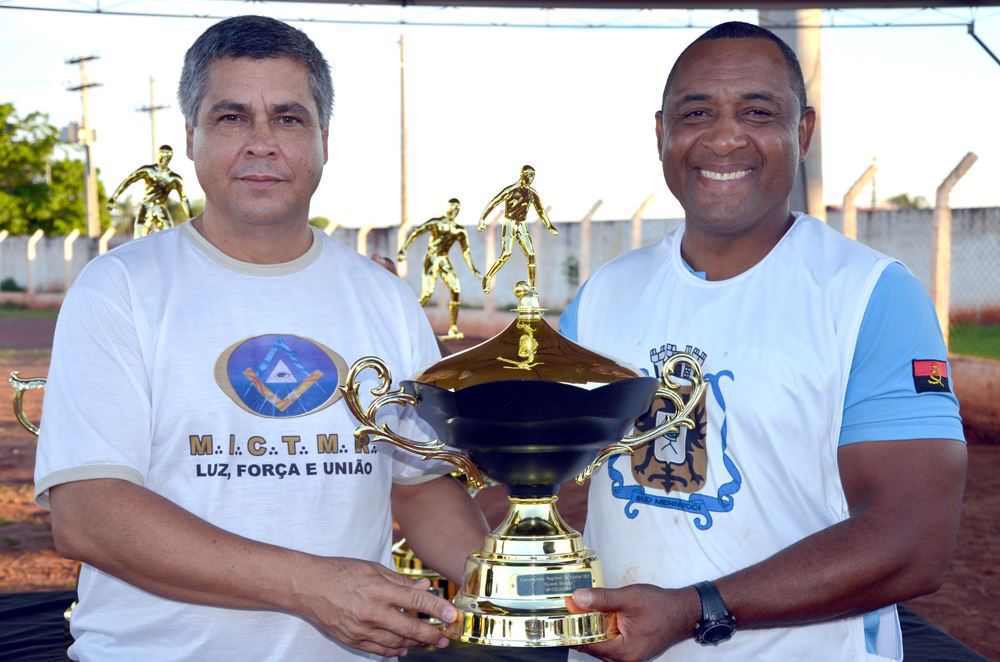 Capitão do time de Sud Mennucci recebe o troféu de quarto colocado