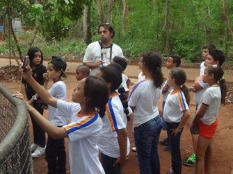 Alunos da EMEB Celda Mello de Oliveira se encantam ao visitar o viveiro de araras