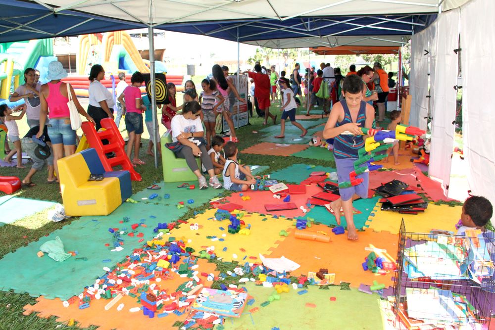 Crianças brincam em uma das tendas do "Brincando na Praça"