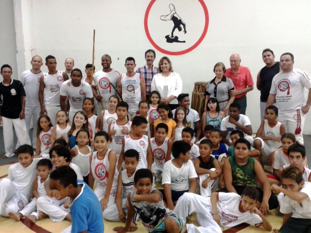 Secretária Municipal de Educação, Marialba Carneiro visitou os alunos do Grupo "Memória" Capoeira