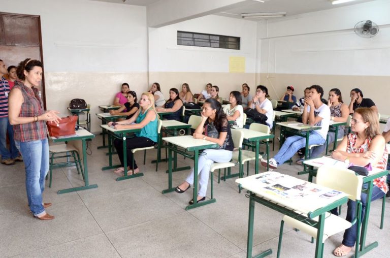Secretária de Desenvolvimento Econômico, Lúcia Sossolote, discursa para os alunos do curso
