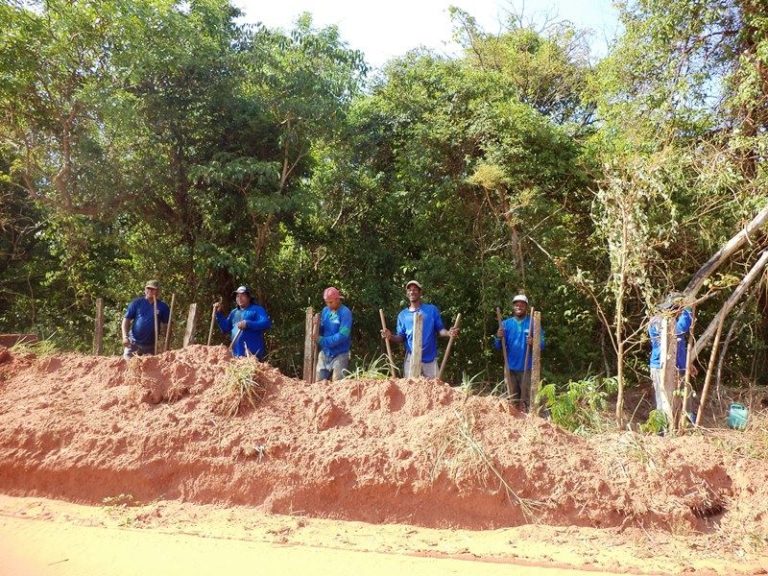 Funcionários da empresa contratada pela Prefeitura Municipal fazem a retirada da cerca na "Estrada do Cotovelo"
