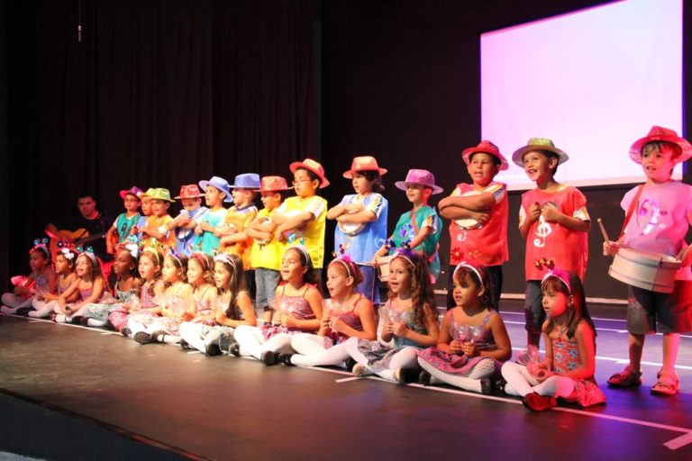 Apresentação dos alunos das EMEIs