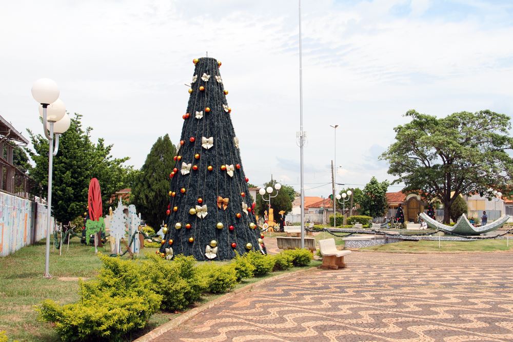 ENFEITES DE NATAL - PRACA CARLOS KATO - 21-11-2013 2 dd0a5