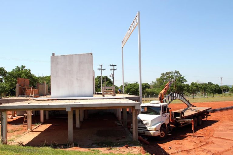 Espaço Multiuso, na Praia Municipal, recebe estrutura metálica