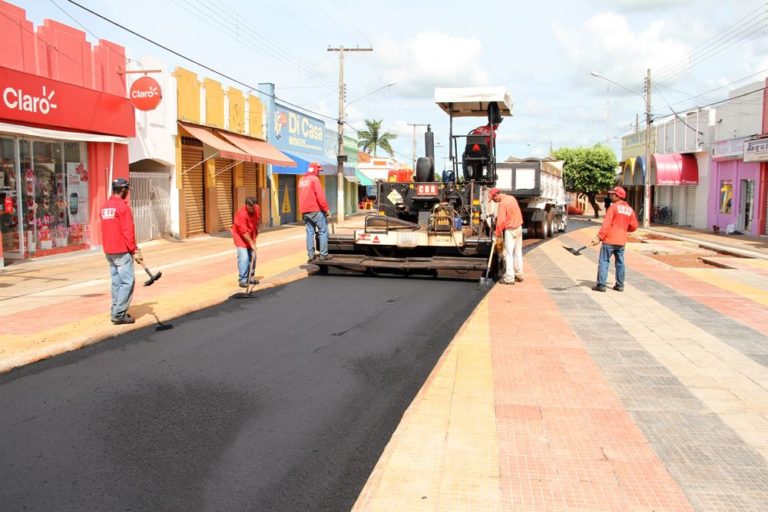 Funcionários realizam o recape do Calçadão