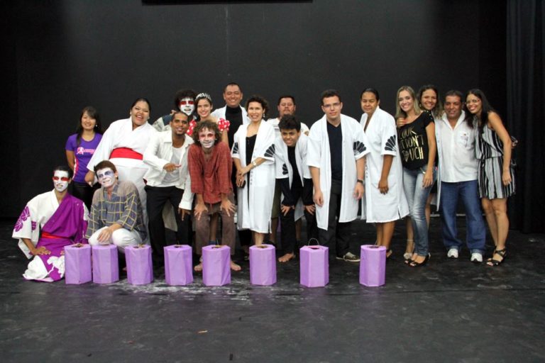 Atores da peça teatral "Na ponta da Ponte Novo Oriente"