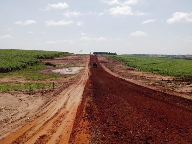 Trecho da estrada sendo recuperado