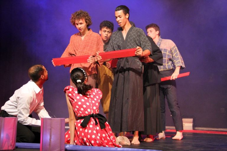 Atores durante uma cena do espetáculo teatral