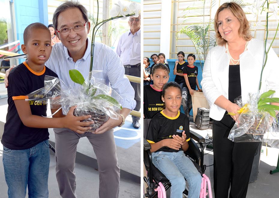 Prefeito Arnaldo Enomoto e a Vice-Prefeita Marialba Carneiro fazem a entrega de mimos