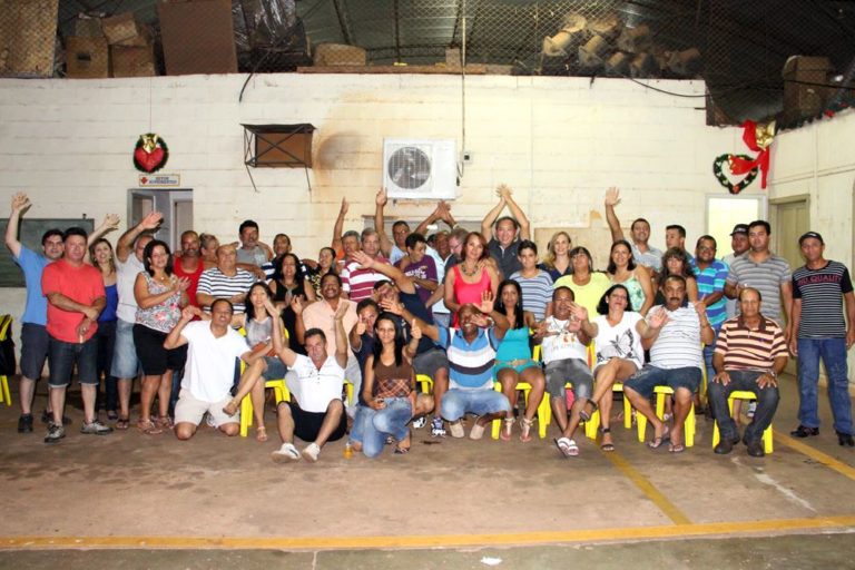 Prefeito Arnaldo Enomoto em confraternização com os funcionários do Almoxarifado Municipal