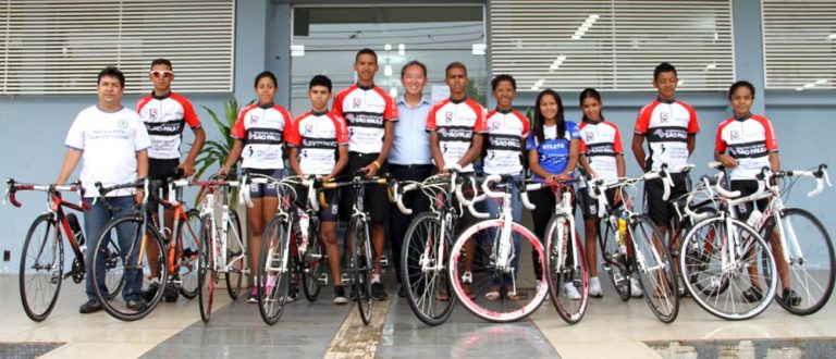 Prefeito Arnaldo Enomoto juntamento com a equipe de Ciclismo de Pereira Barreto