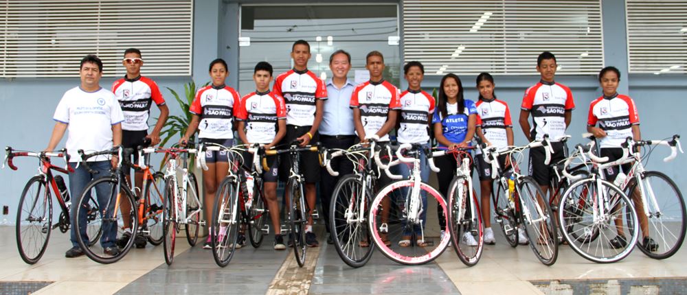Prefeito Arnaldo Enomoto juntamento com a equipe de Ciclismo de Pereira Barreto