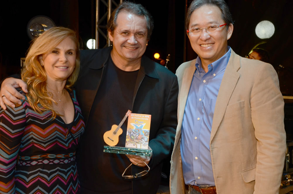 Prefeito Arnaldo Enomoto e a Primeira-Dama, Zezé Enomoto, entregam o Prêmio de 1° Lugar na Categoria Nacional para Eudes Fraga, intérprete da música "Urubu Mestre do Voo"
