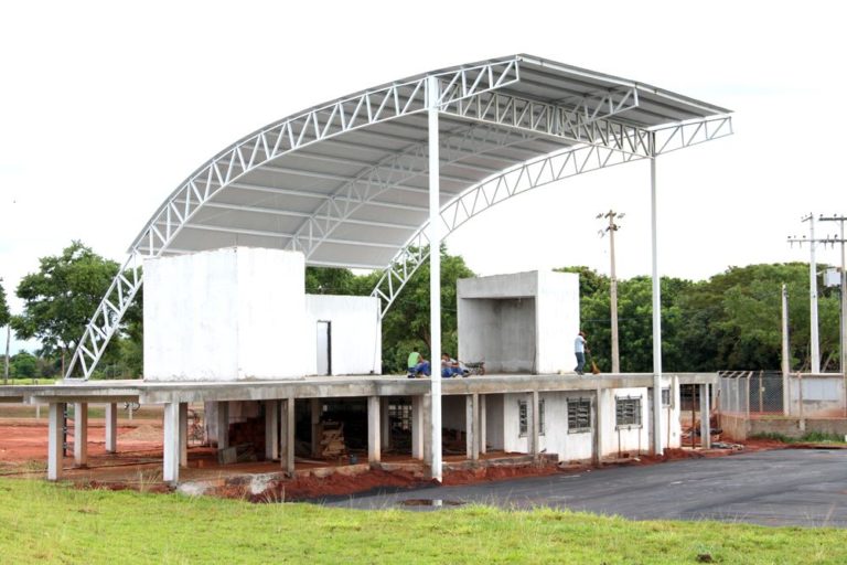 Cobertura Metálica foi instalada no Palco Municipal, que precisa agora somente de alguns ajustes para ser entregue