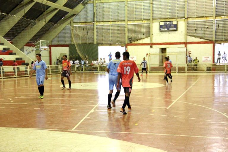 Lance da primeira rodada do Campeonato de Futsal de Férias
