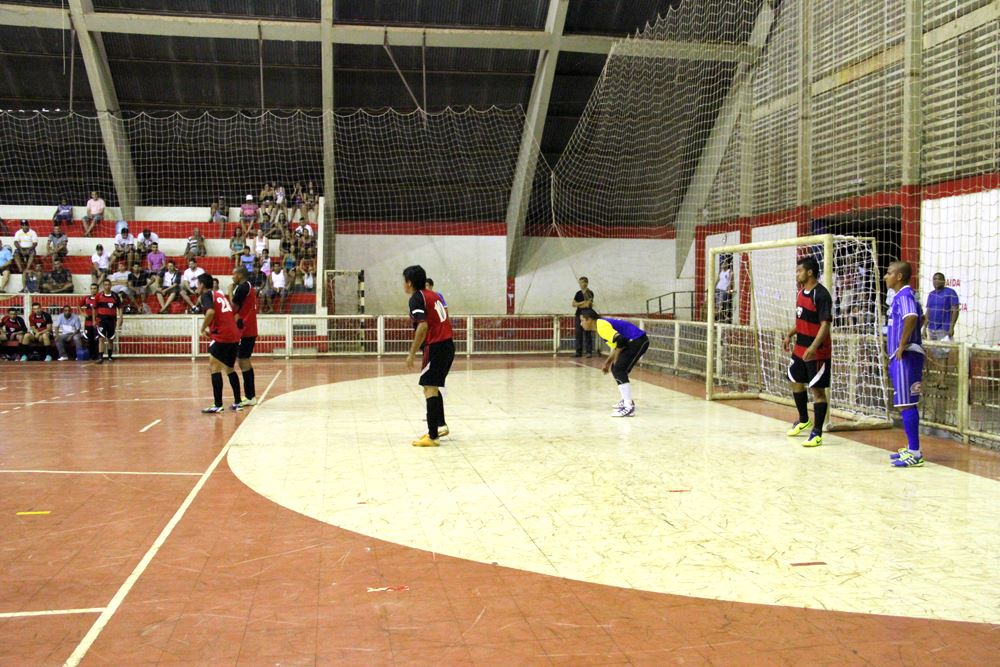 Lance da Primeira rodada do Campeonato Municipal de Futsal de Férias
