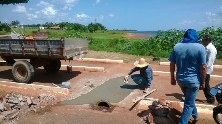 Funcionários da Administração Municipal fazem os reparos da Ciclovia Municipal