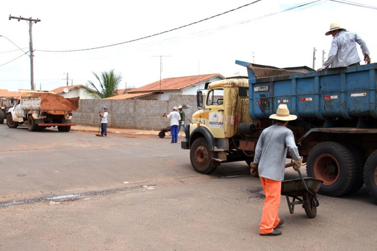 Funcionários da Administração Municipal iniciam a operação tapa-buracas em todo o bairro