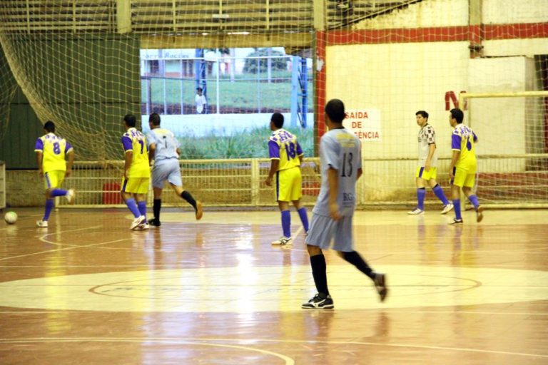 Lance da partida disputada nesta terça-feira