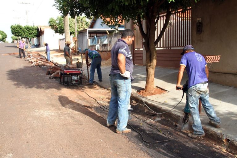 Funcionários da Administração iniciam reconstrução de sarjetas