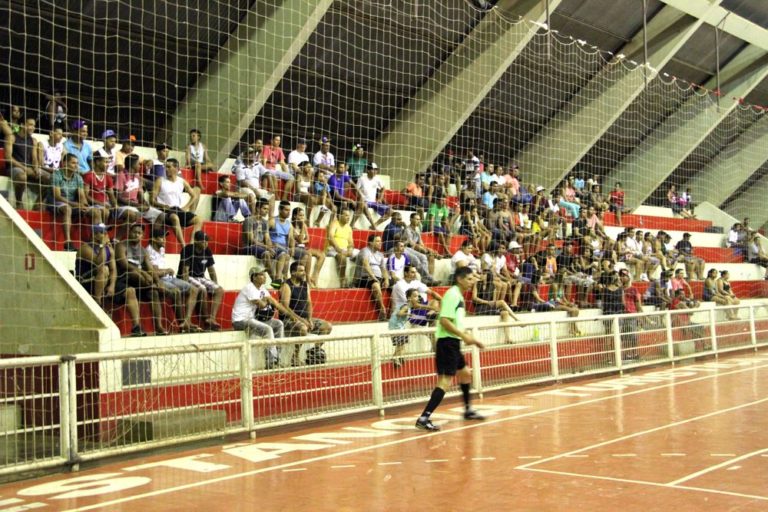 Público presente ao Ginásio Municipal prestigiando os jogos do Campeonato