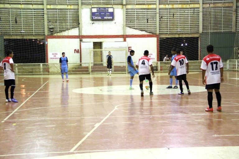 Lance da terceira rodada do Campeonato de Futsal de Férias