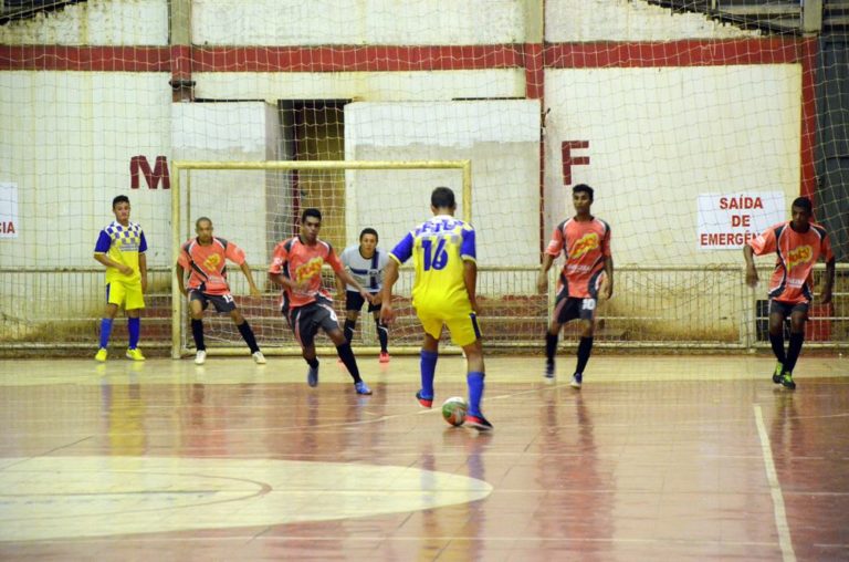 Lance do jogo entre Sindicato/Prefeitura e Sub-21