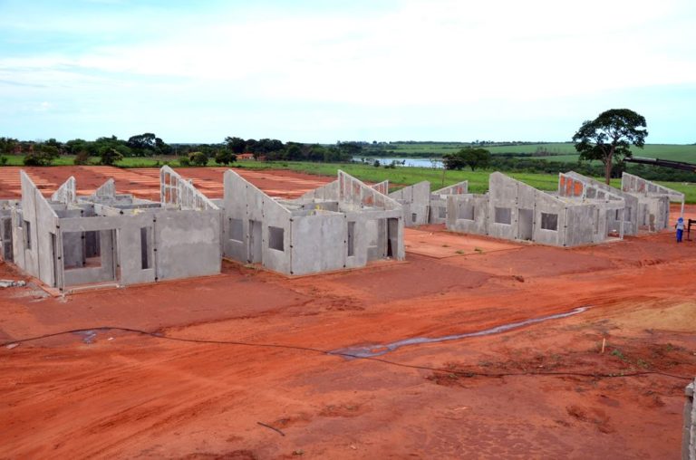 Casas estão sendo construídas no Pereira Barreto G