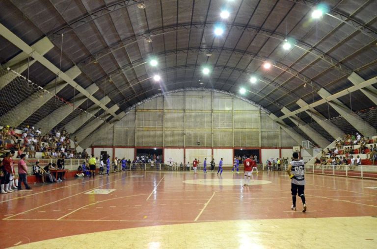 Lance do Campeonato Municipal de Futsal de Férias nesta sexta-feira
