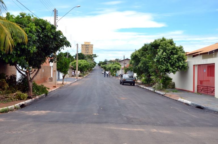 Rua Rodrigues Alves recapeada entre a Avenida Brasil e a Rua Auto Leite
