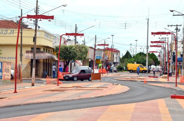 Postes sendo instalados na nova parte do Calçadão Municipal