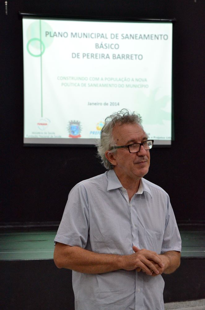Carlos Bachiega faz a apresentação sobre o Plano Municipal de Saneamento