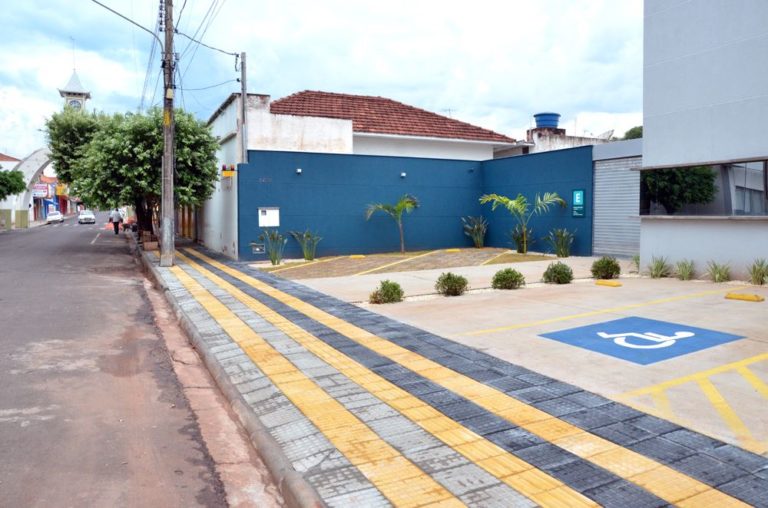 Nova calçada na Rua Cozo Taguchi