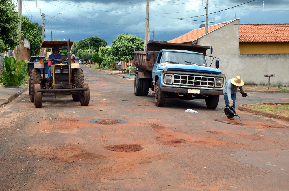 Funcionários da Administração Municipal fazem as obras na Rua Peru