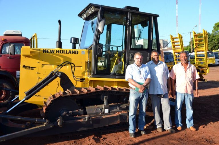 O Secretário de Obras, Marco Antônio Machado (esq.), juntamento com os funcionários Guina e Cidão