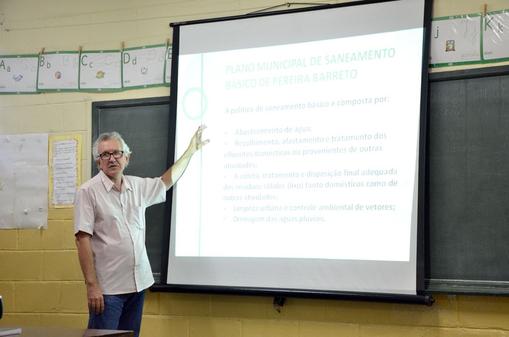 Carlos Alberto Bachiega explica sobre o Plano Municipal de Saneamento Básico, em reunião na Casa da Cultura