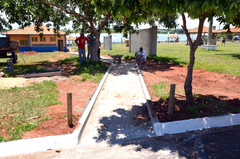 Pistas sendo construídas em direção a um banheiro