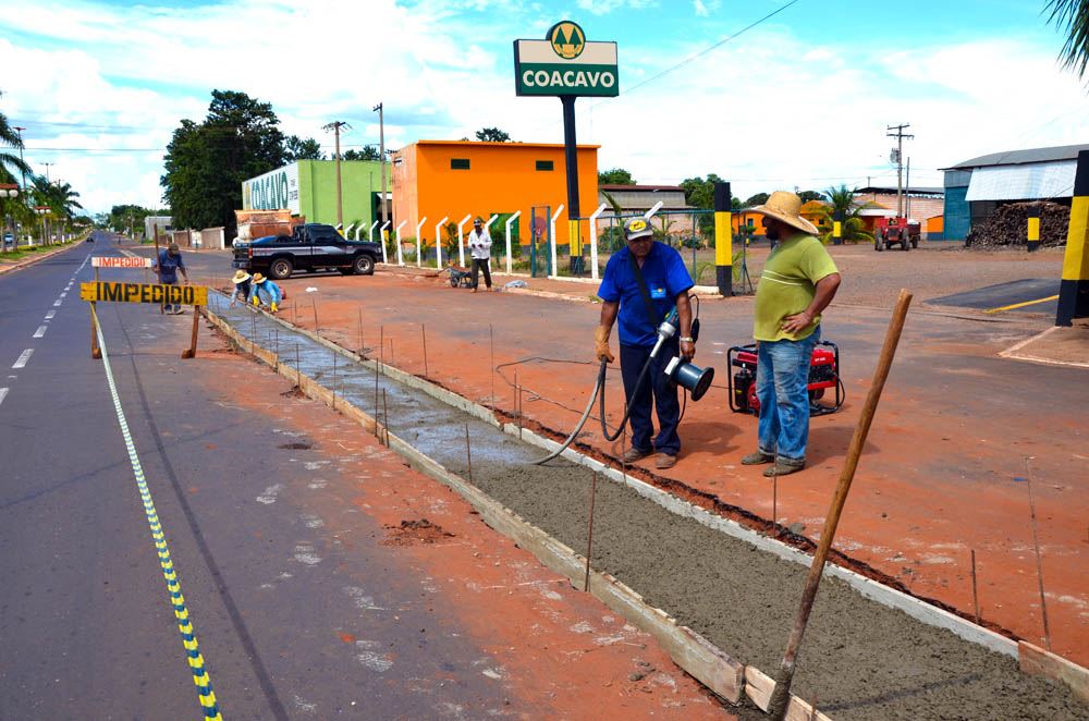 Funcionários da Administração Municipal fazem a construção da canaleta de concreto