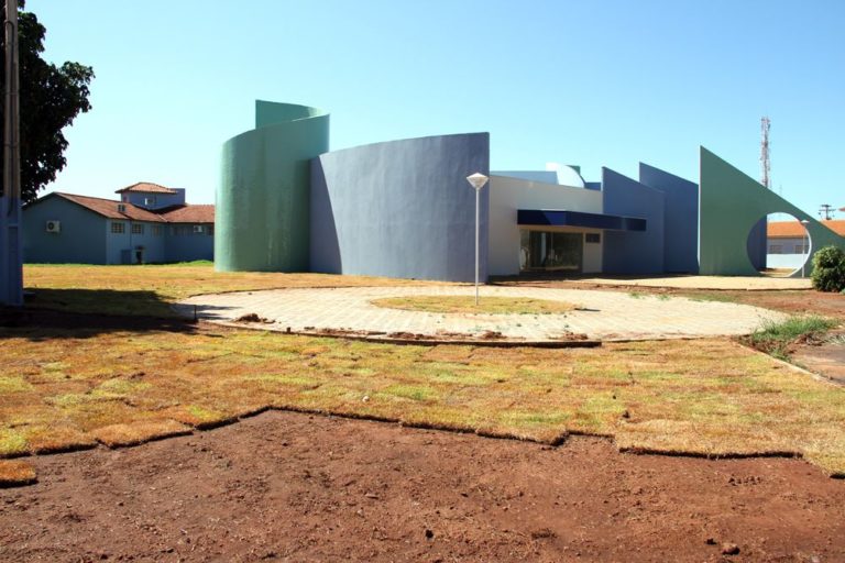 Vista da fachada principal do Centro de Formação e Normas Pedagógicas