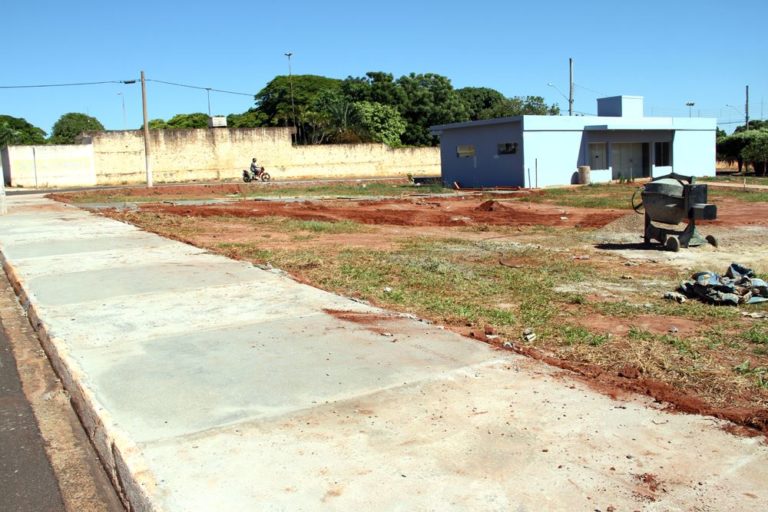 Calçadas sendo construídas no Polo de Academia