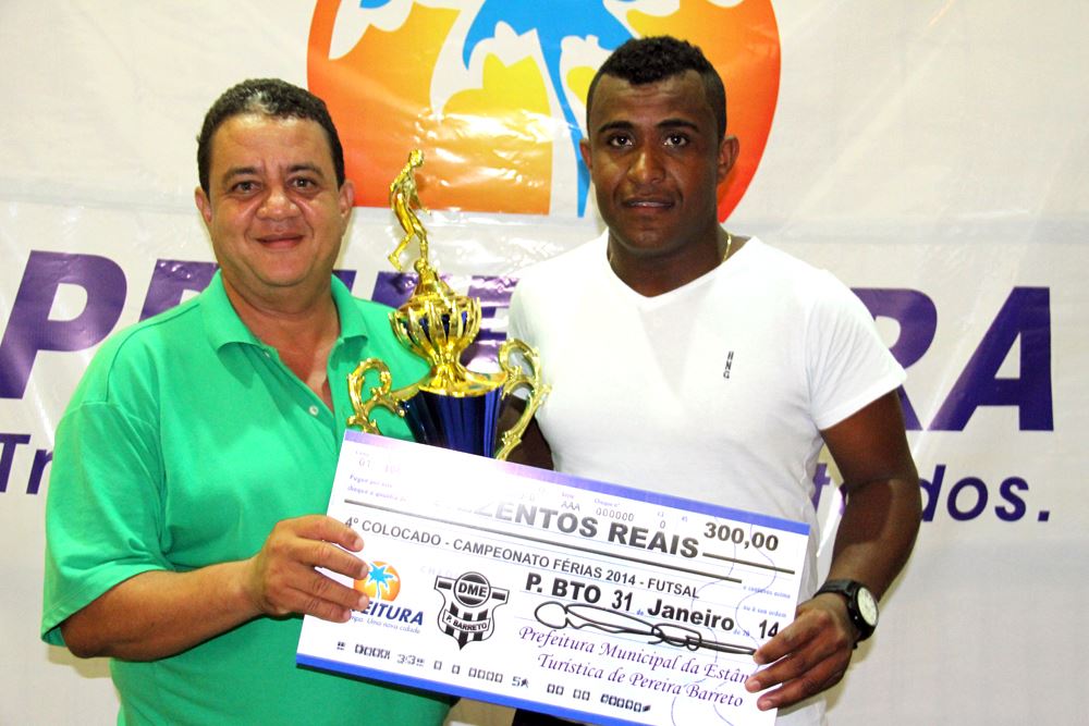 O vereador Soró faz a entrega do prêmio para o quarto colocado do Campeonato,o time Municipal