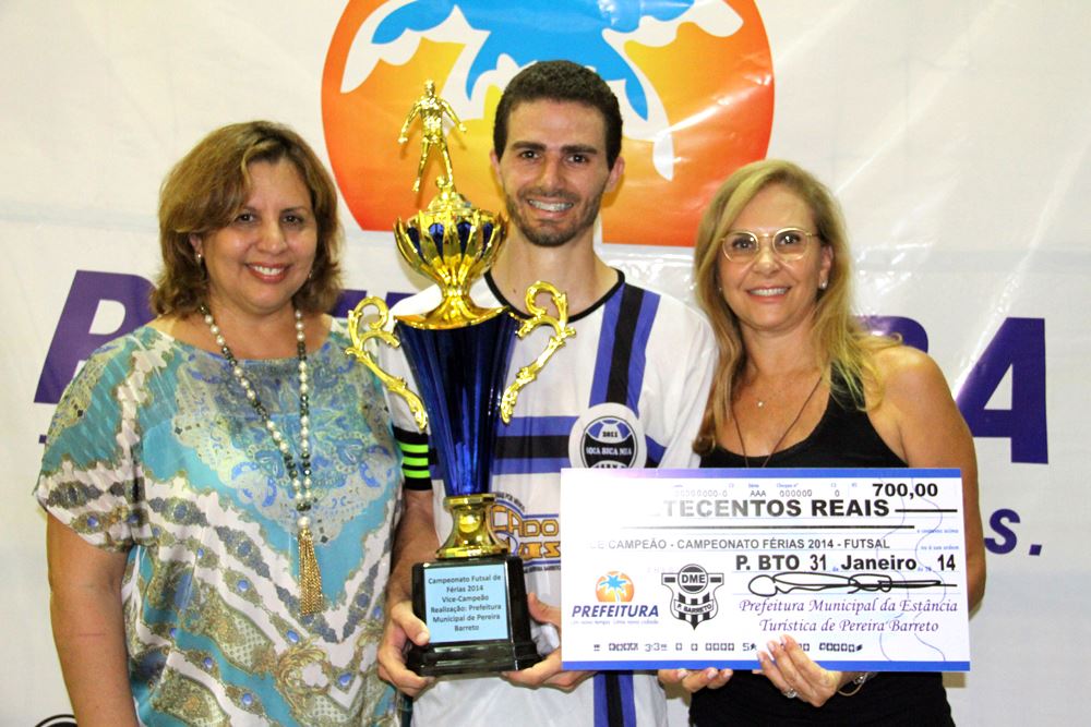 A Vice-Prefeita, Marialba Carneiro, e a Primeira-Dama, Zezé Enomoto, entregam o prêmio de vice-campeão